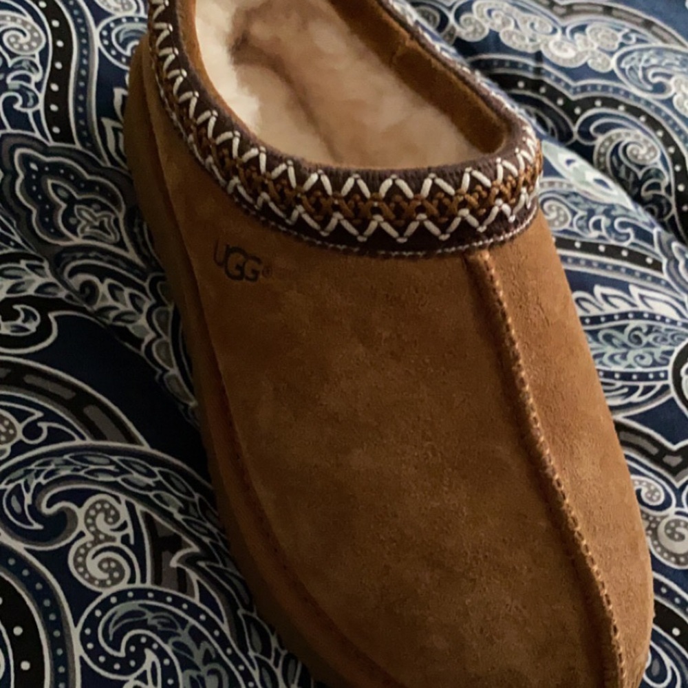 UGGS - Picture 2 of 6